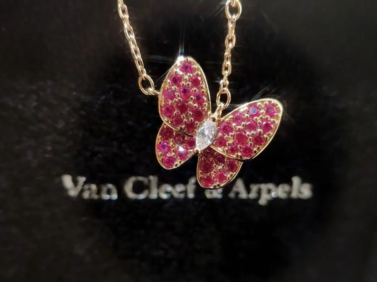 Van Cleef & Arpels한정 루비 나비 펜던트 목걸이